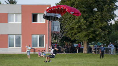 - -  Parachute Parachutist