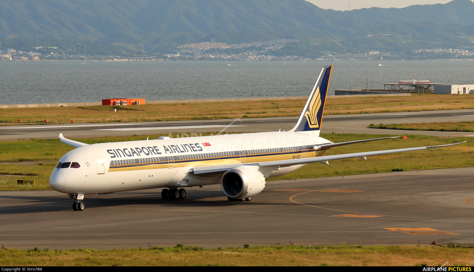 Singapore Airlines 9V-SCE aircraft at Kansai Intl