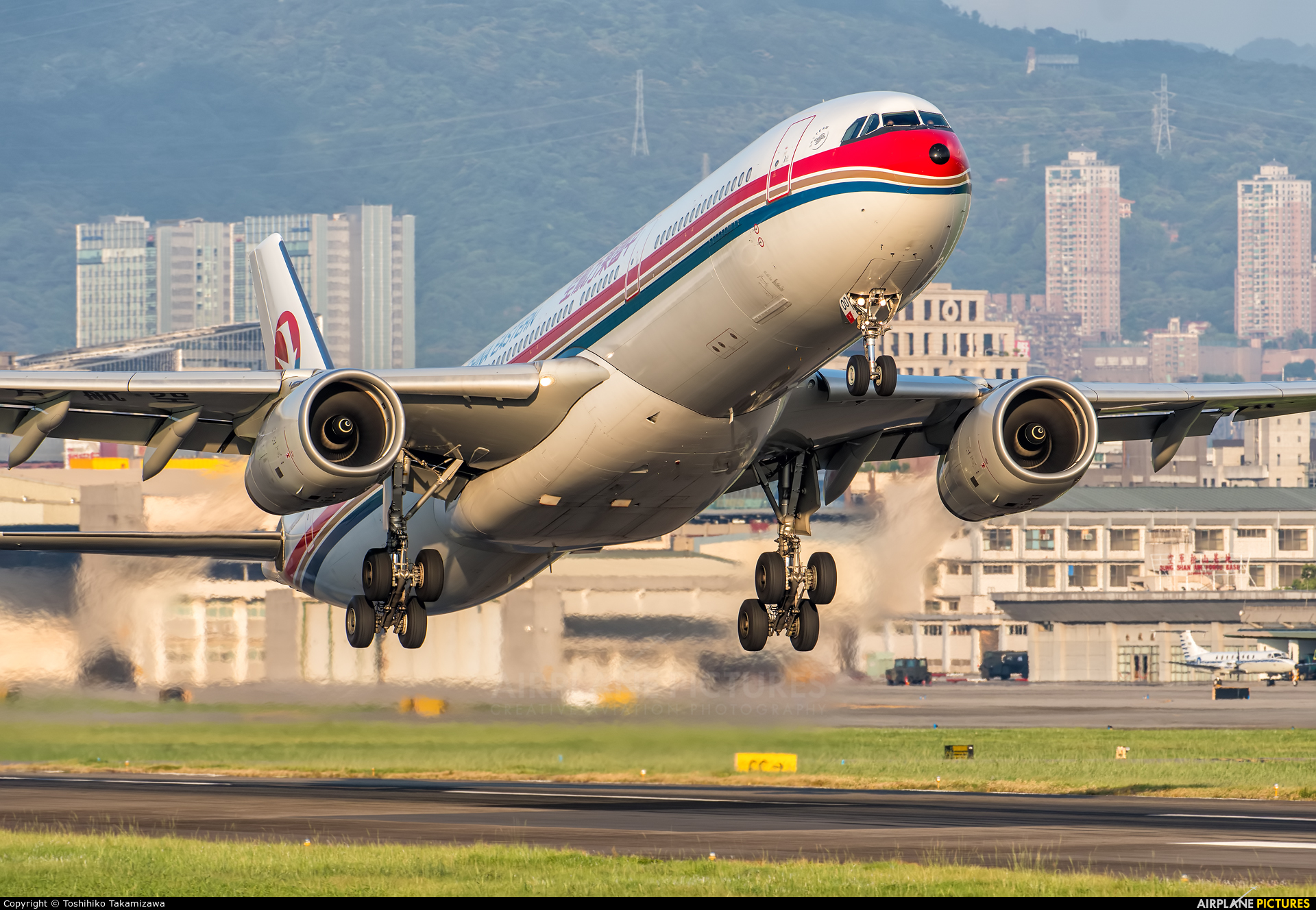 China Eastern Airlines B-6100 aircraft at Taipei Sung Shan/Songshan Airport