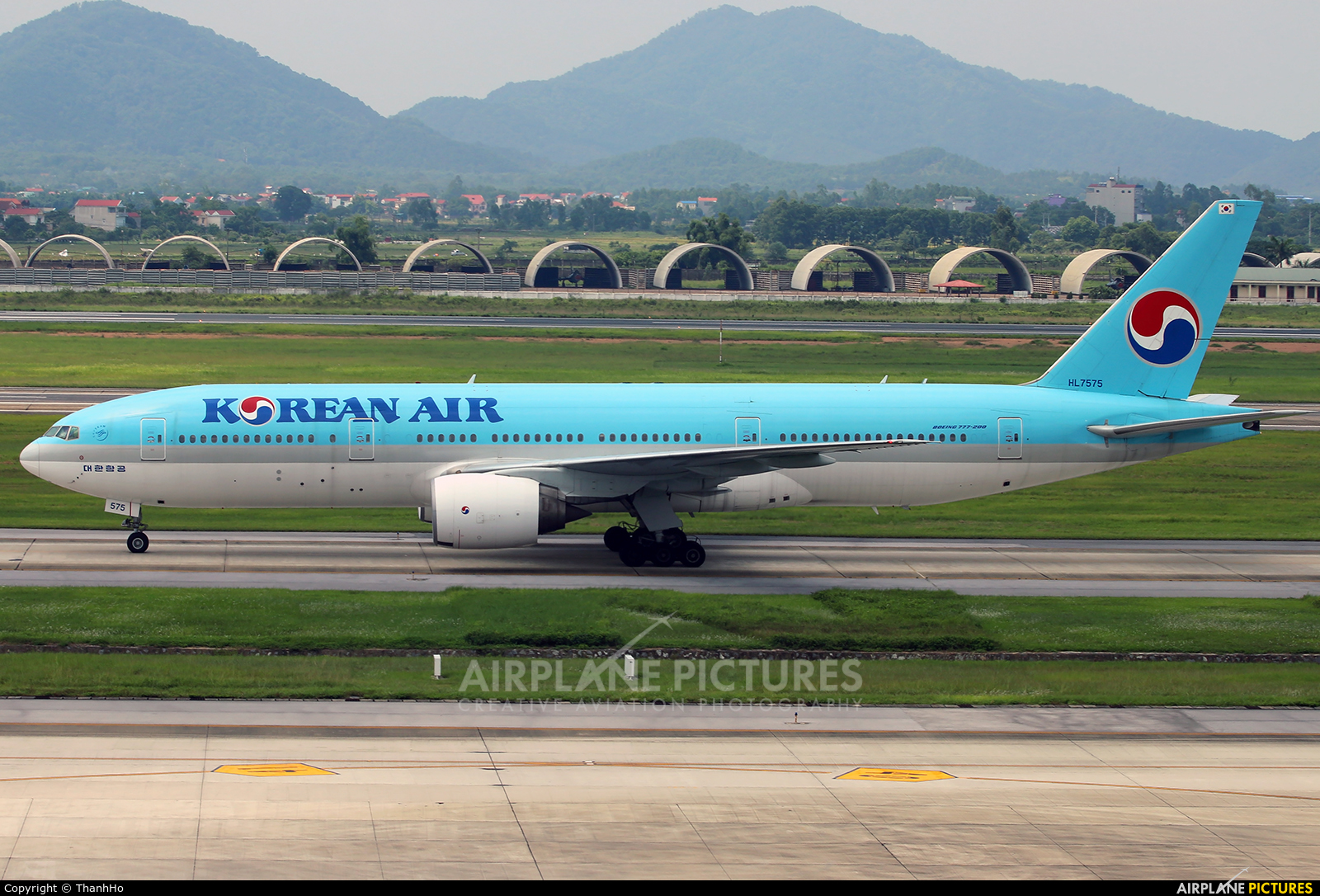 Korean Air HL7575 aircraft at Hanoi - Noi Bai