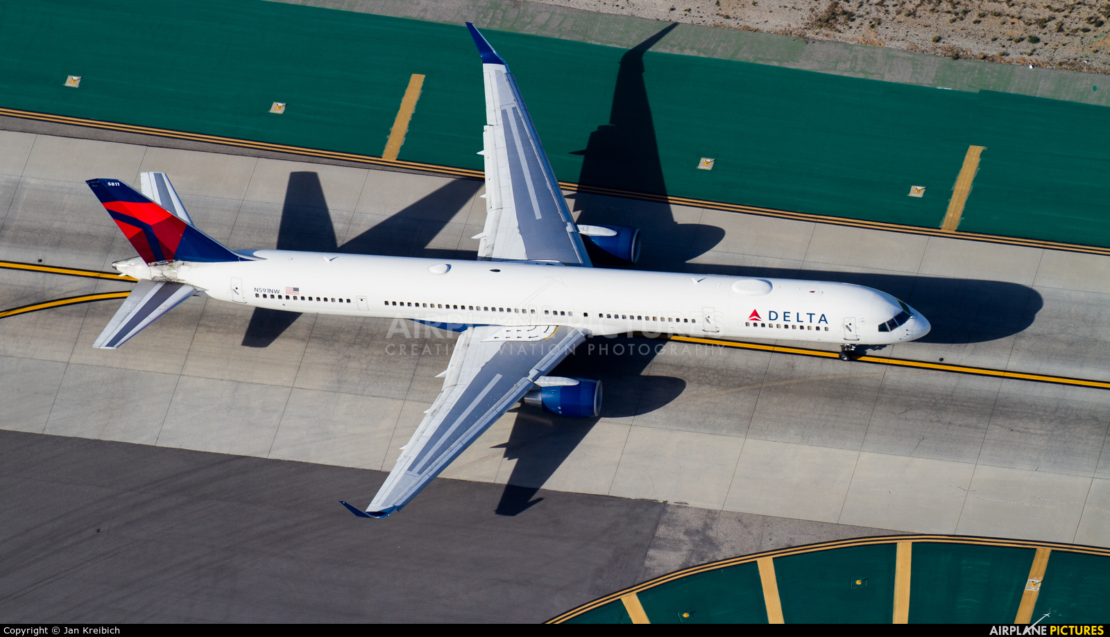 Delta Air Lines N591NW aircraft at Los Angeles Intl