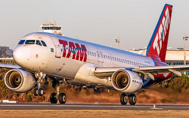 PR-MHU - TAM Airbus A320