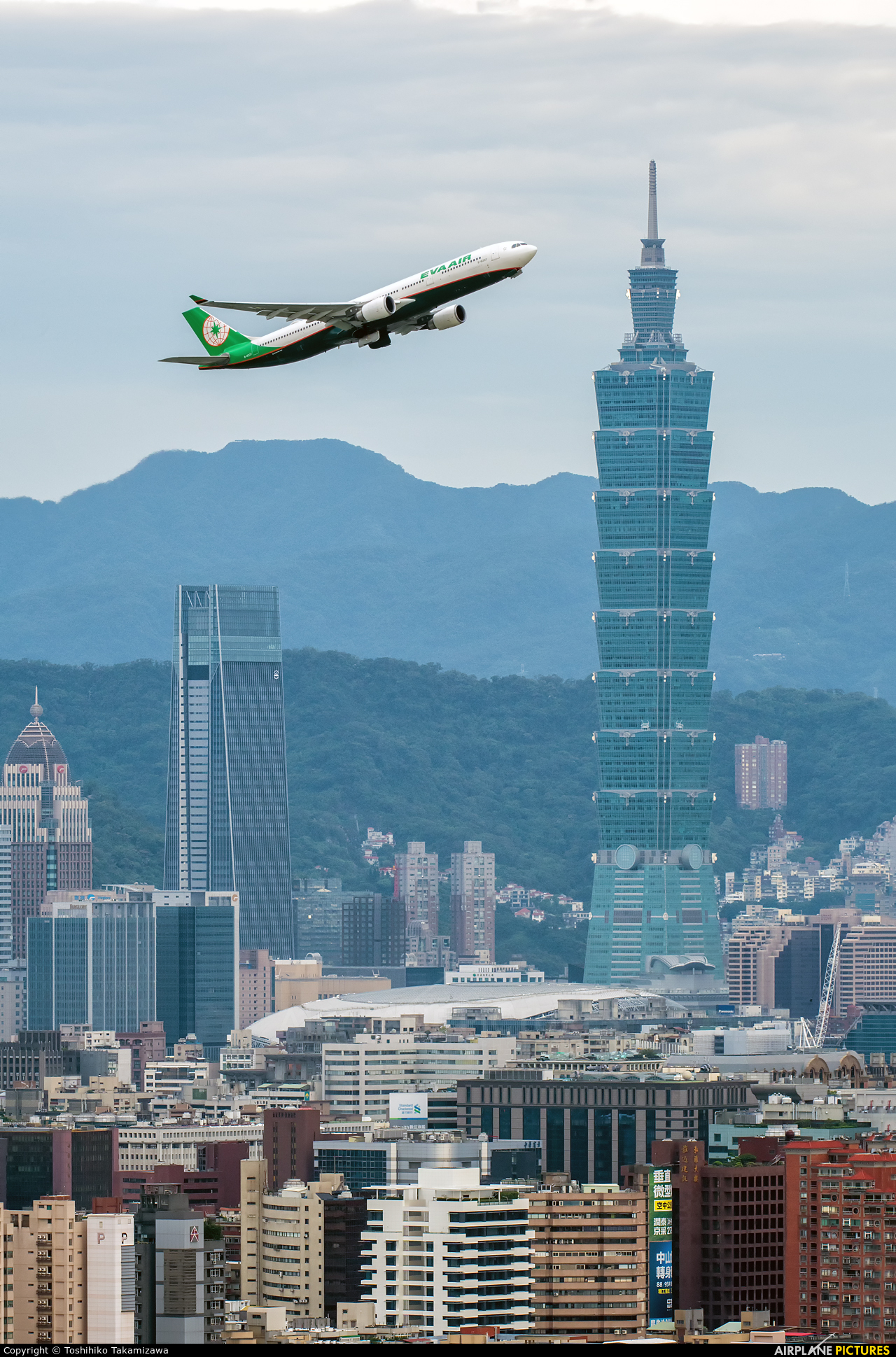 Eva Air B-16337 aircraft at Taipei Sung Shan/Songshan Airport