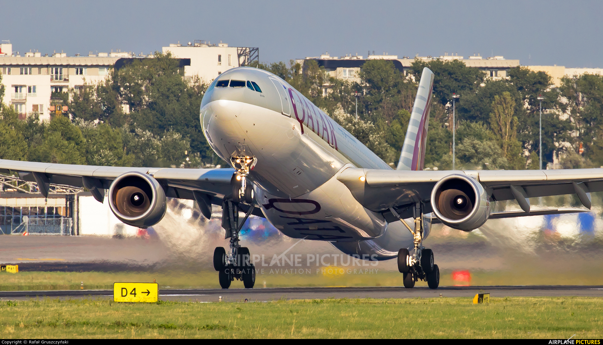 Qatar Airways A7-AEN aircraft at Warsaw - Frederic Chopin