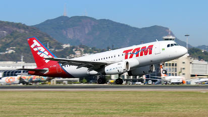 PT-TMI - TAM Airbus A319