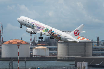 JA612J - JAL - Japan Airlines Boeing 767-300ER