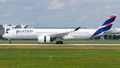 A7-AMA - Qatar Airways Airbus A350-900