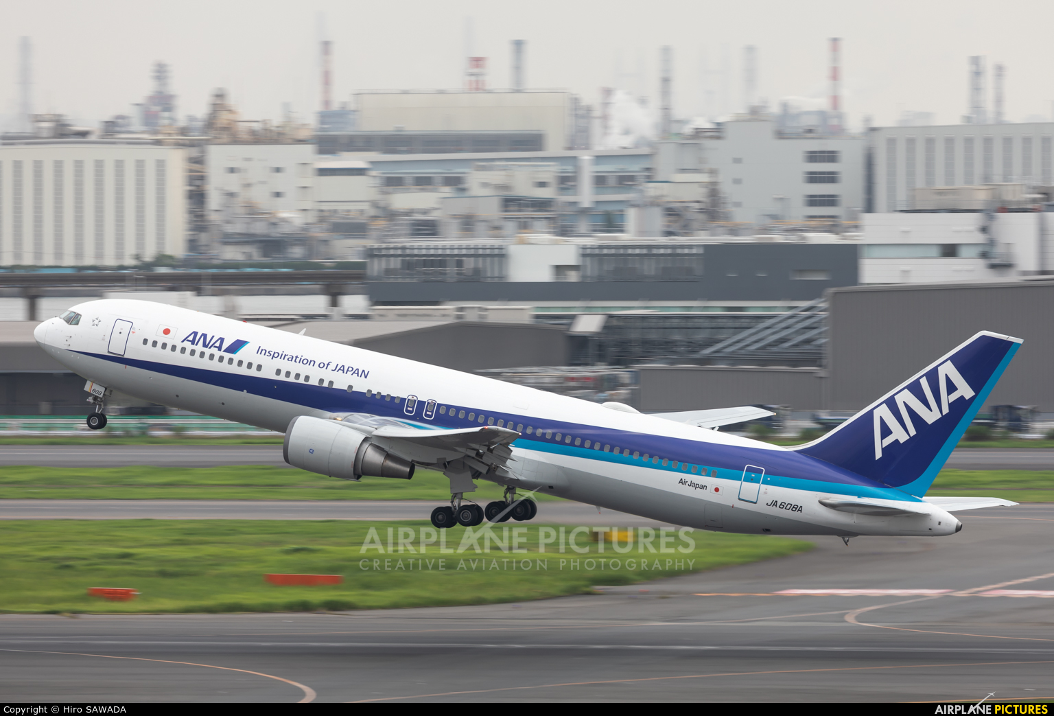 ANA - All Nippon Airways JA608A aircraft at Tokyo - Haneda Intl
