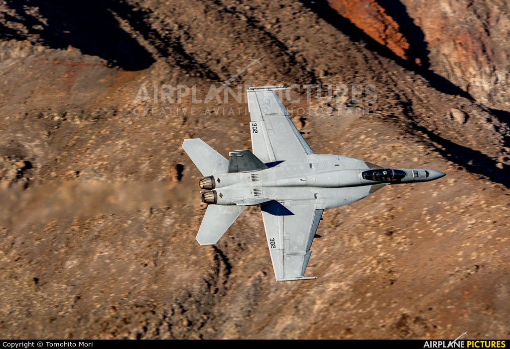 USA - Navy VFA136-302 aircraft at Death Valley - Furnace Creek 