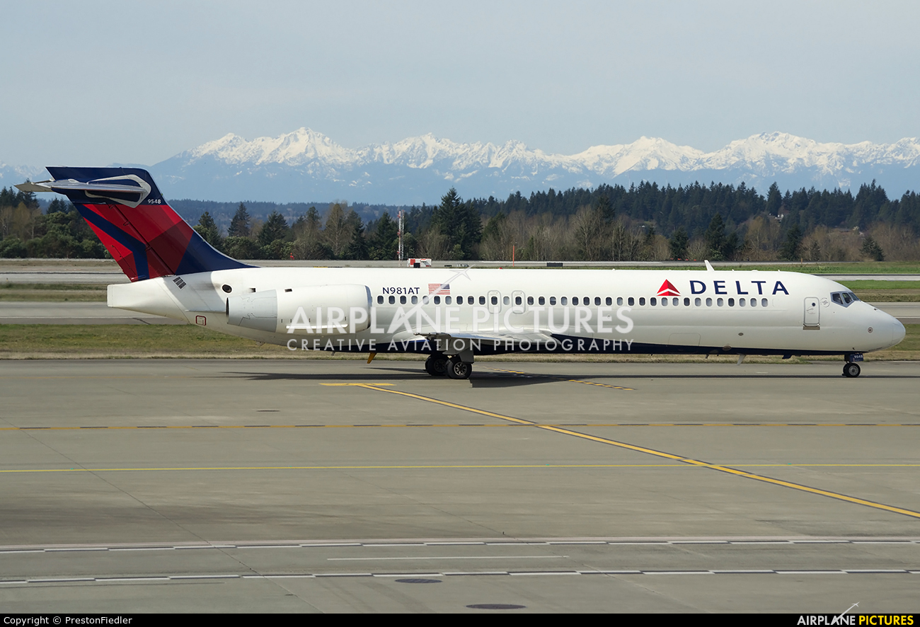 Delta Air Lines N981AT aircraft at Seattle-Tacoma Intl
