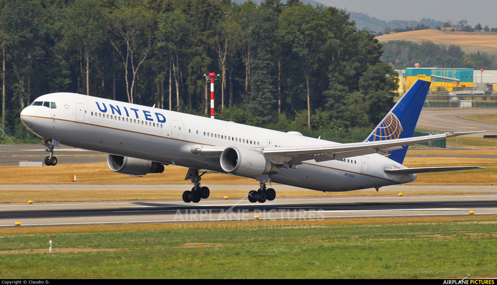 United Airlines N76065 aircraft at Zurich