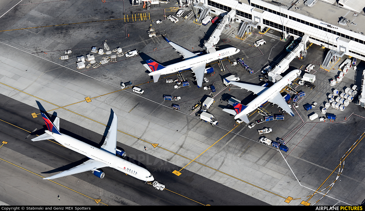 - Airport Overview LAX aircraft at Los Angeles Intl