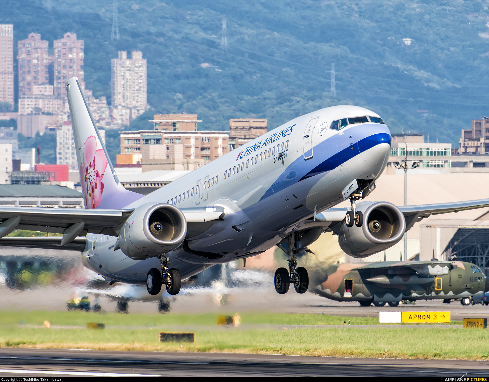China Airlines B-18667 aircraft at Taipei Sung Shan/Songshan Airport