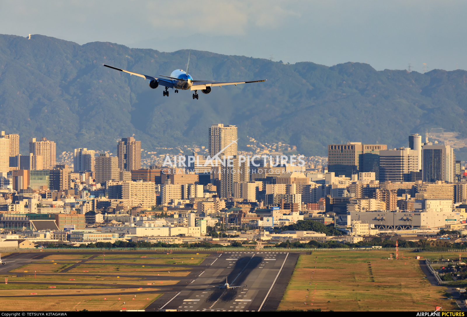 - Airport Overview  aircraft at Osaka - Itami Intl