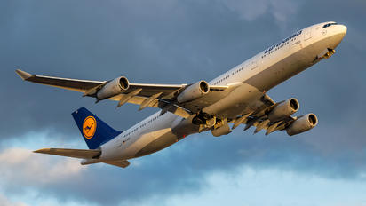 D-AIGO - Lufthansa Airbus A340-300