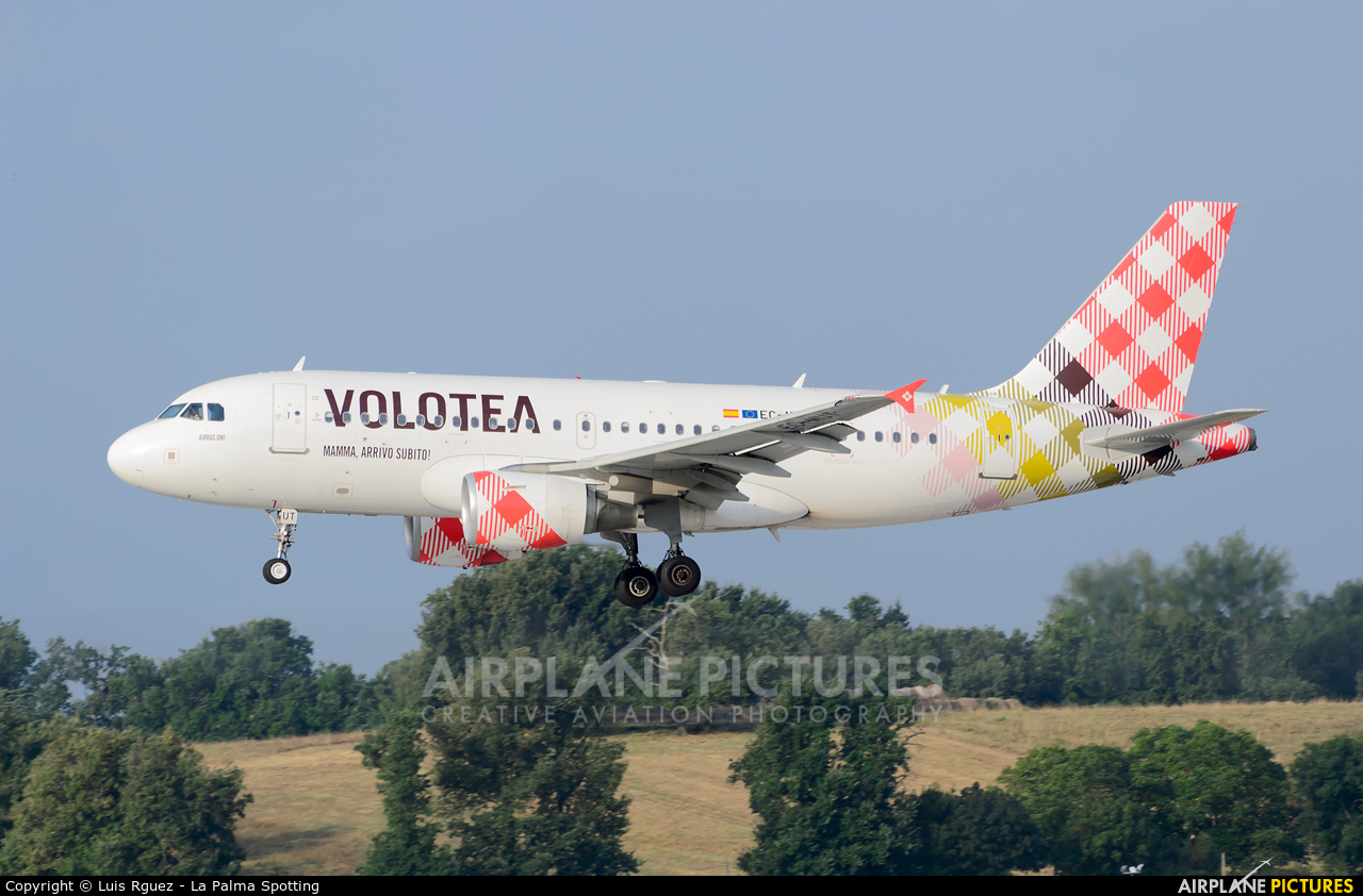 Volotea Airlines EC-MUT aircraft at Toulouse - Blagnac