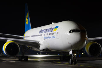 2-AERC - Ukraine International Airlines Boeing 777-200ER