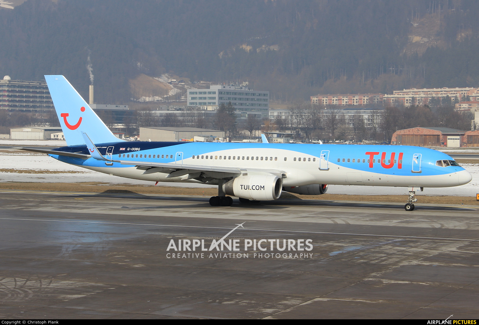 TUI Airways G-OOBG aircraft at Innsbruck
