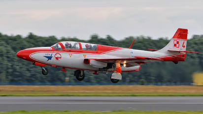 3H-1708 - Poland - Air Force: White & Red Iskras PZL TS-11 Iskra