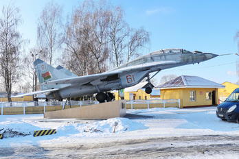61 - Soviet Union - Air Force Mikoyan-Gurevich MiG-29UB