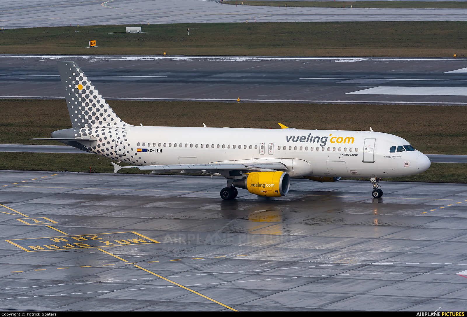 Vueling Airlines EC-LLM aircraft at Zurich