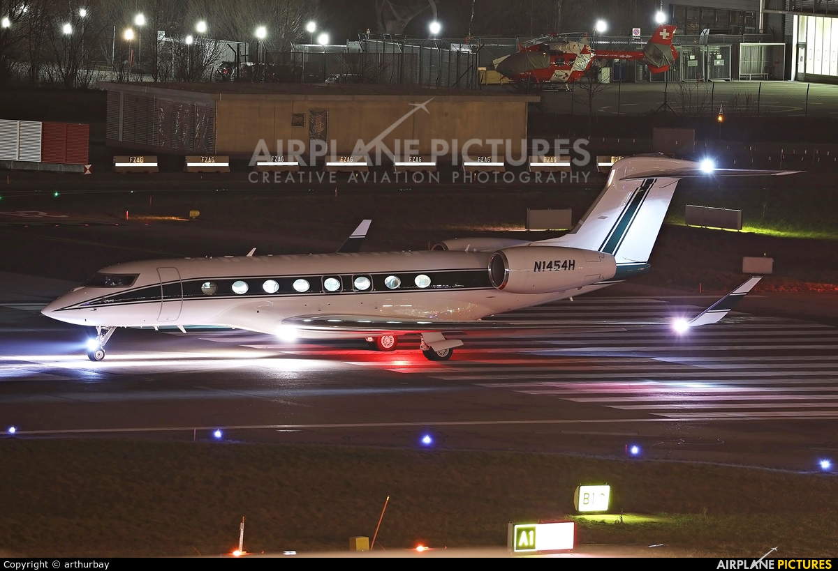 Private N1454H aircraft at Zurich