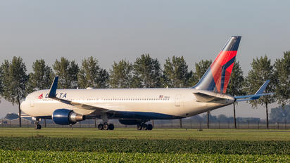 N1602 - Delta Air Lines Boeing 767-300ER