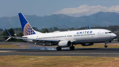 N76526 - United Airlines Boeing 737-800