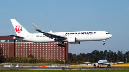 JA608J - JAL - Japan Airlines Boeing 767-300ER