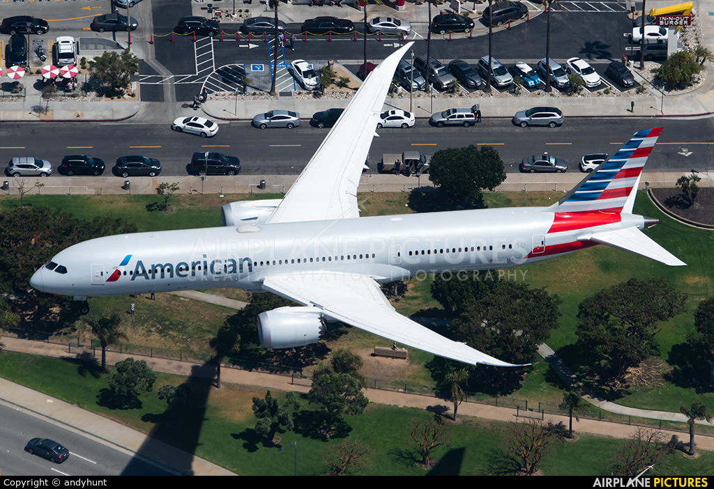 American Airlines N823AN aircraft at Los Angeles Intl