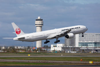 JA8945 - JAL - Japan Airlines Boeing 777-300ER