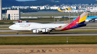 HL7428 - Asiana Airlines Boeing 747-400