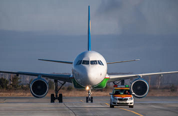 UK32014 - Uzbekistan Airways Airbus A320