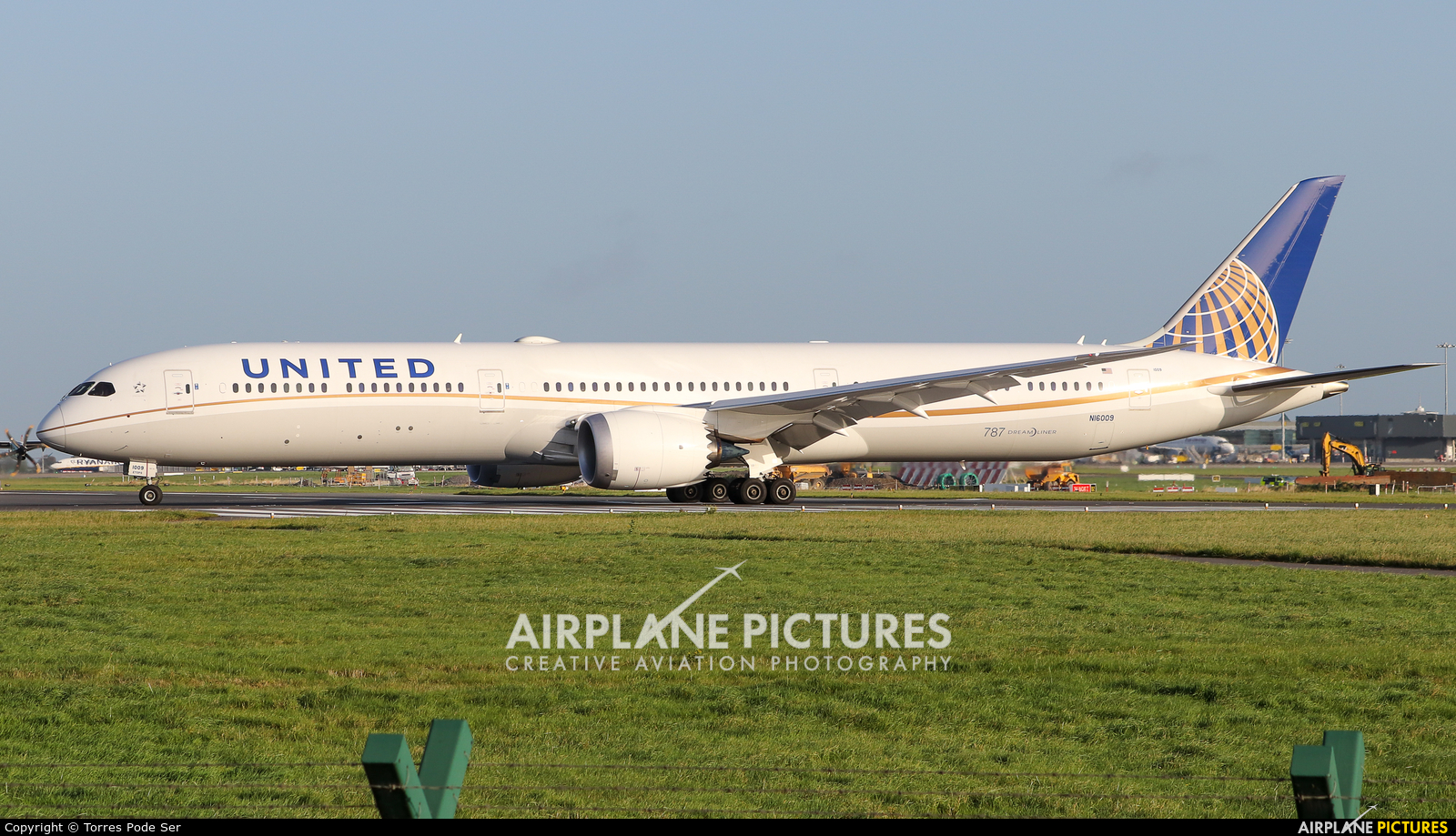 United Airlines N16009 aircraft at Dublin
