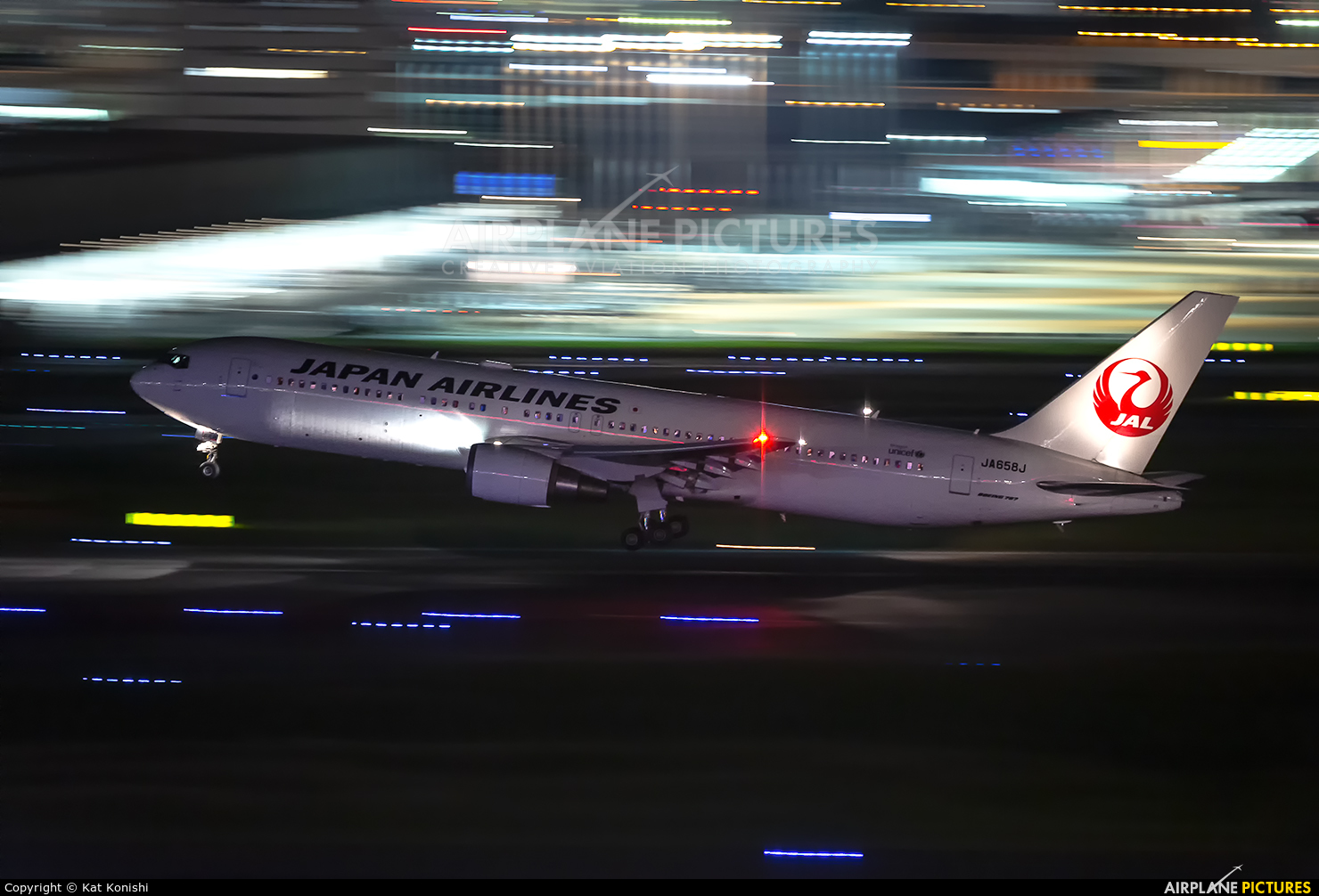 JAL - Japan Airlines JA658J aircraft at Tokyo - Haneda Intl