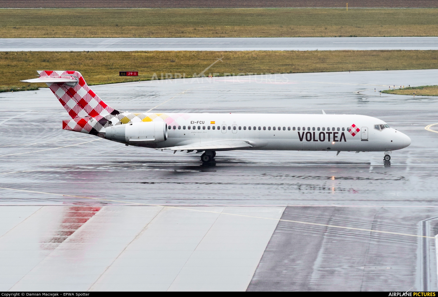 Volotea Airlines EI-FCU aircraft at Vienna - Schwechat