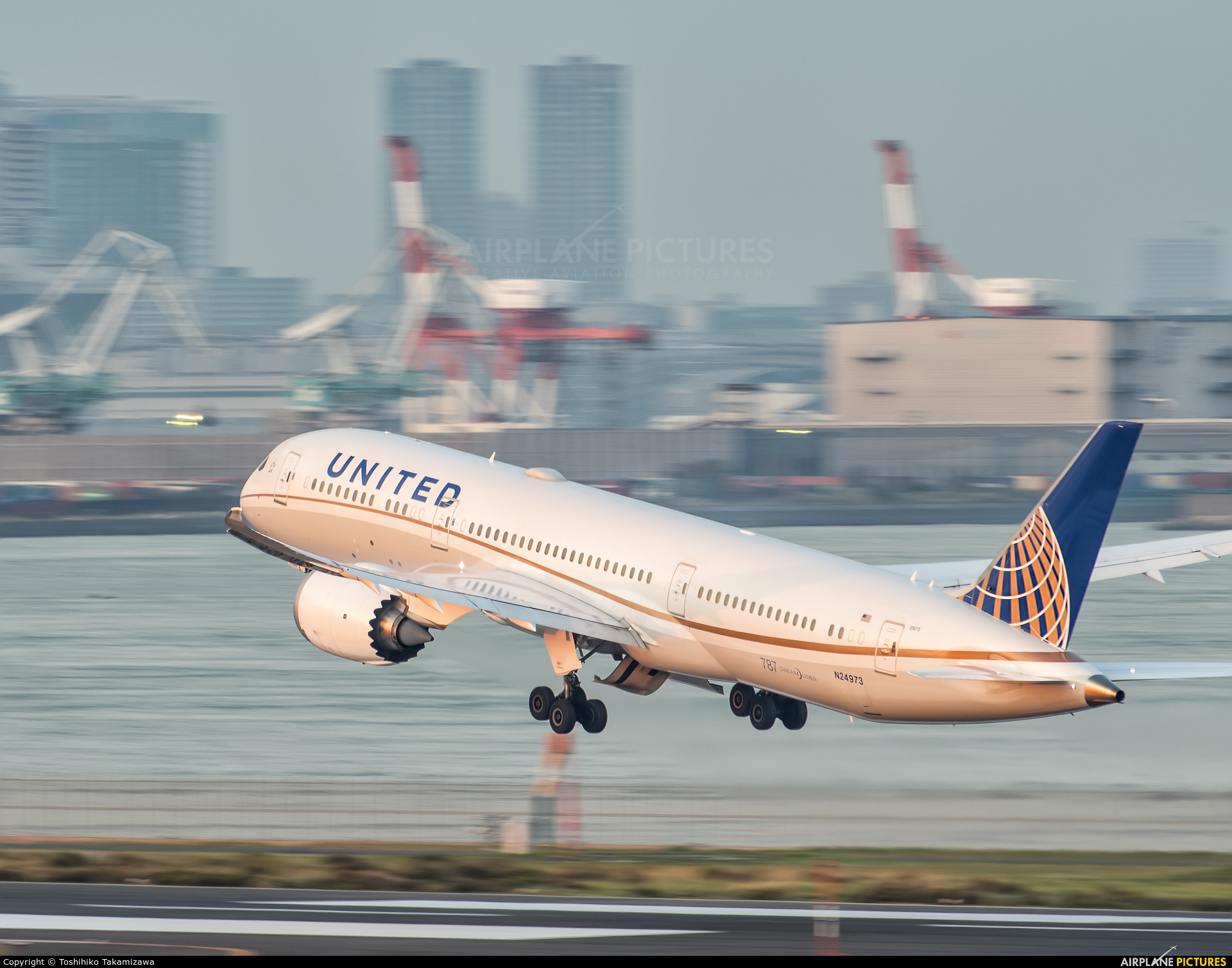 United Airlines N24973 aircraft at Tokyo - Haneda Intl