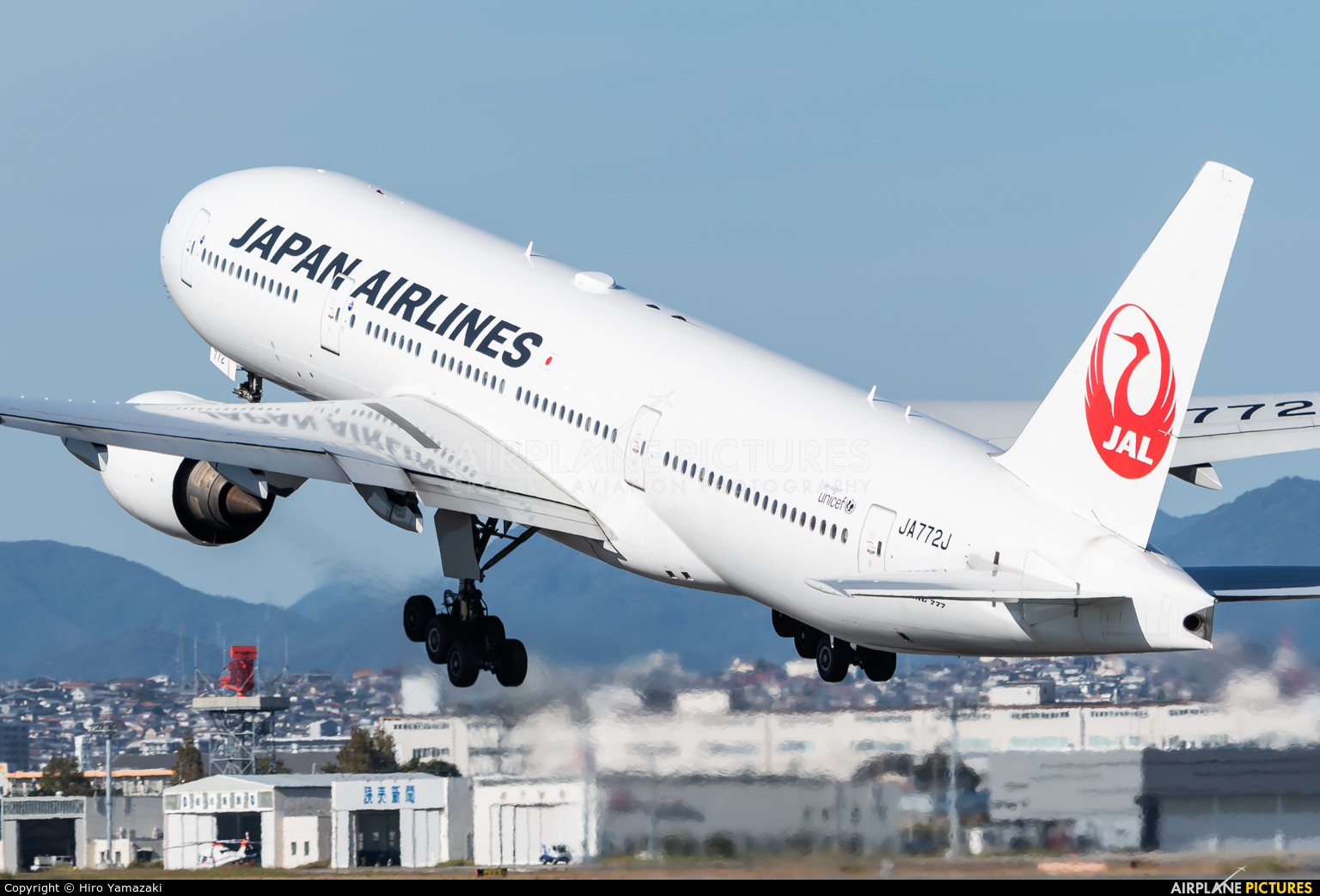 JA772J - JAL - Japan Airlines Boeing 777-200 at Osaka - Itami Intl 