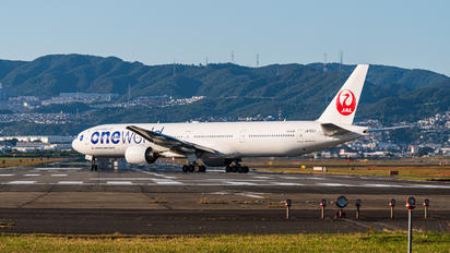JA752J - JAL - Japan Airlines Boeing 777-300