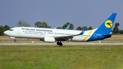 UR-PST - Ukraine International Airlines Boeing 737-8AS