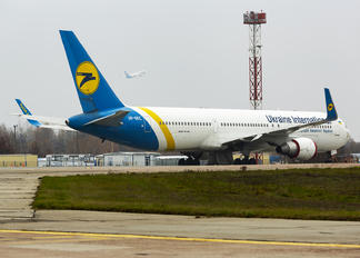 UR-GEC - Ukraine International Airlines Boeing 767-300ER