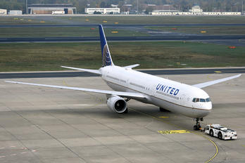 N76062 - United Airlines Boeing 767-400ER