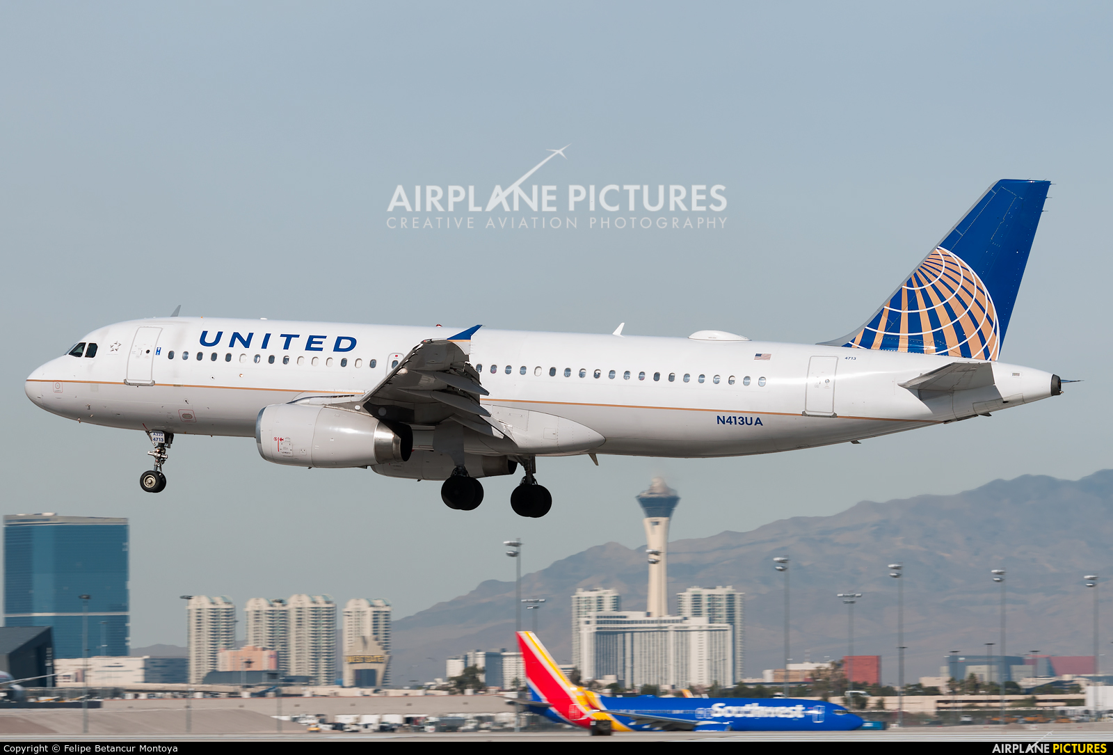 United Airlines N413UA aircraft at Las Vegas - McCarran Intl