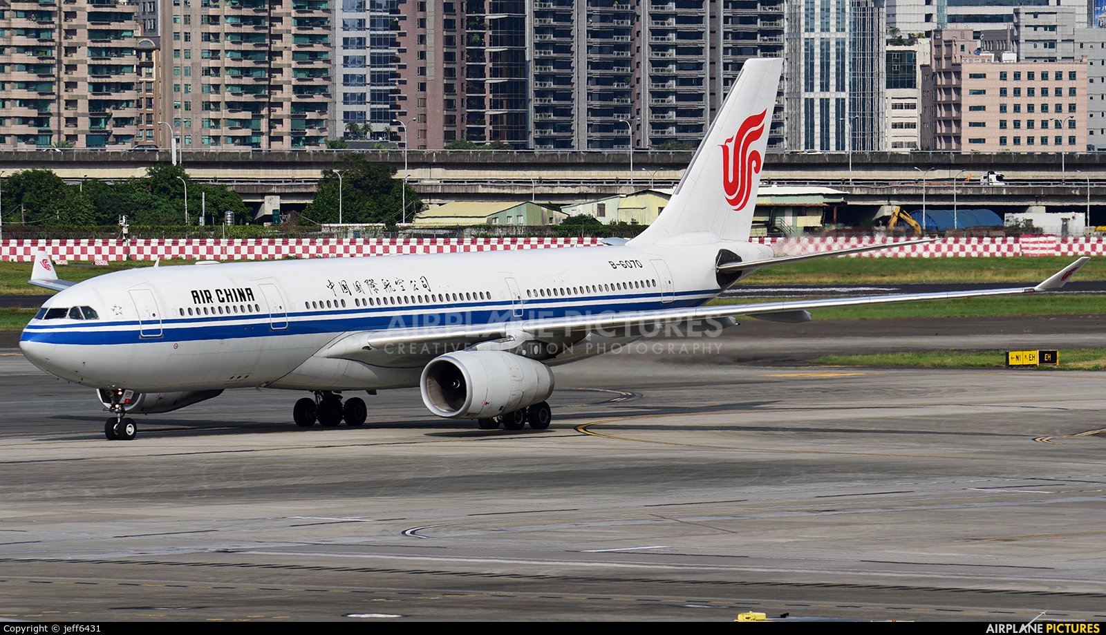 Air China B-6070 aircraft at Taipei Sung Shan/Songshan Airport
