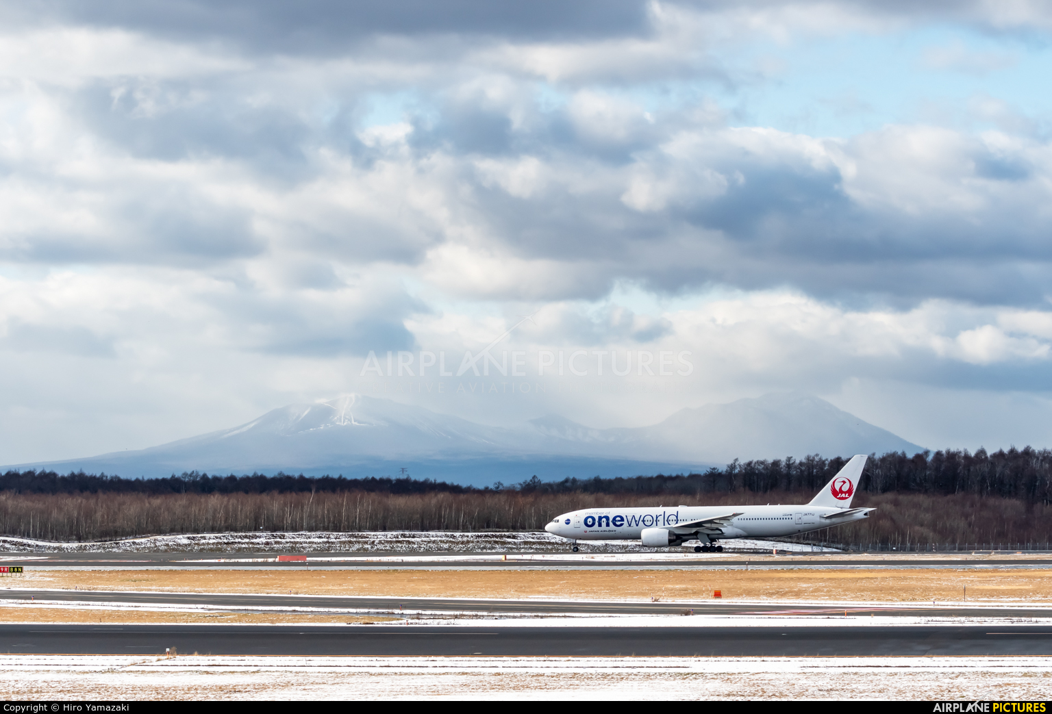 - Airport Overview JA771J aircraft at New Chitose