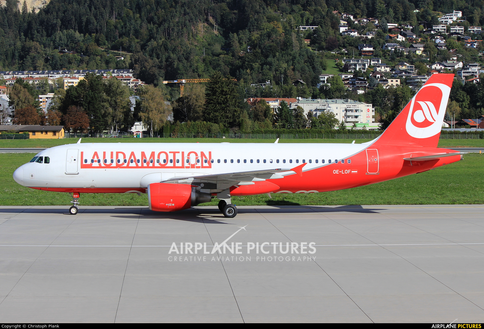 LaudaMotion OE-LOF aircraft at Innsbruck