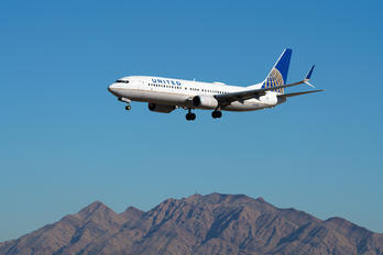N76505 - United Airlines Boeing 737-800