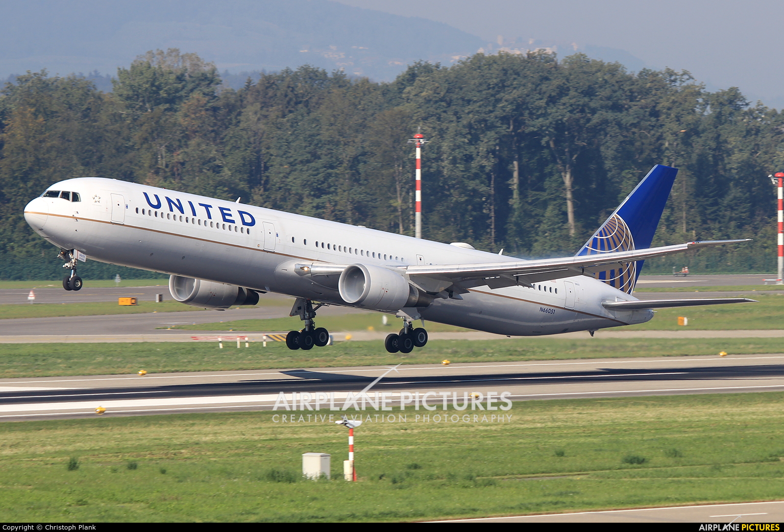 United Airlines N66051 aircraft at Zurich