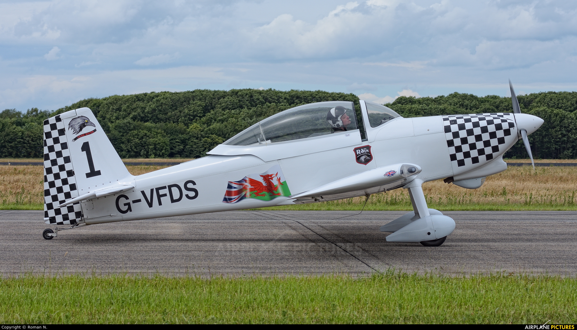 Team Raven G-VFDS aircraft at Uden - Volkel