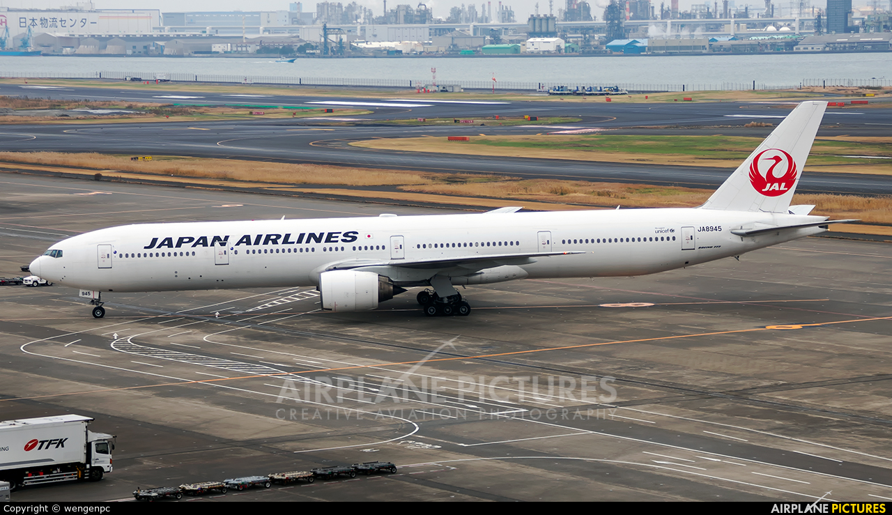 JA8945 - JAL - Japan Airlines Boeing 777-300 at Tokyo